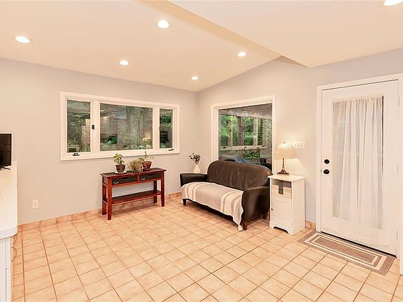 5th image of 21126 Fairmount Blvd