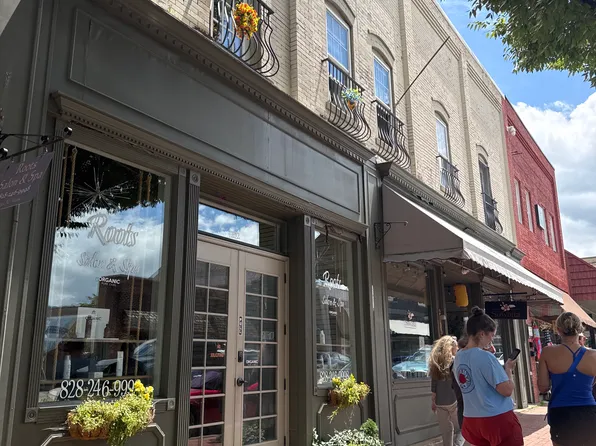 122 N Main St #1, Waynesville, NC 28786