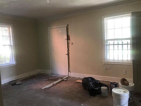 5th image of 1580 S Parkway E
