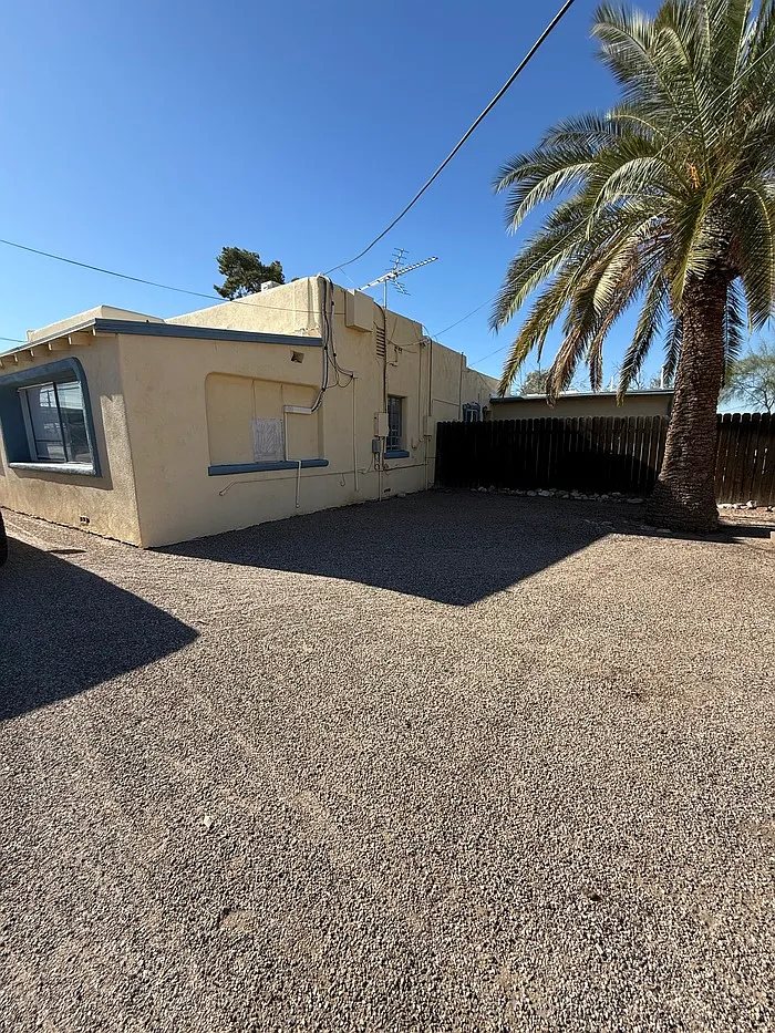 Building Photo - 3519 N Los Altos Ave #2