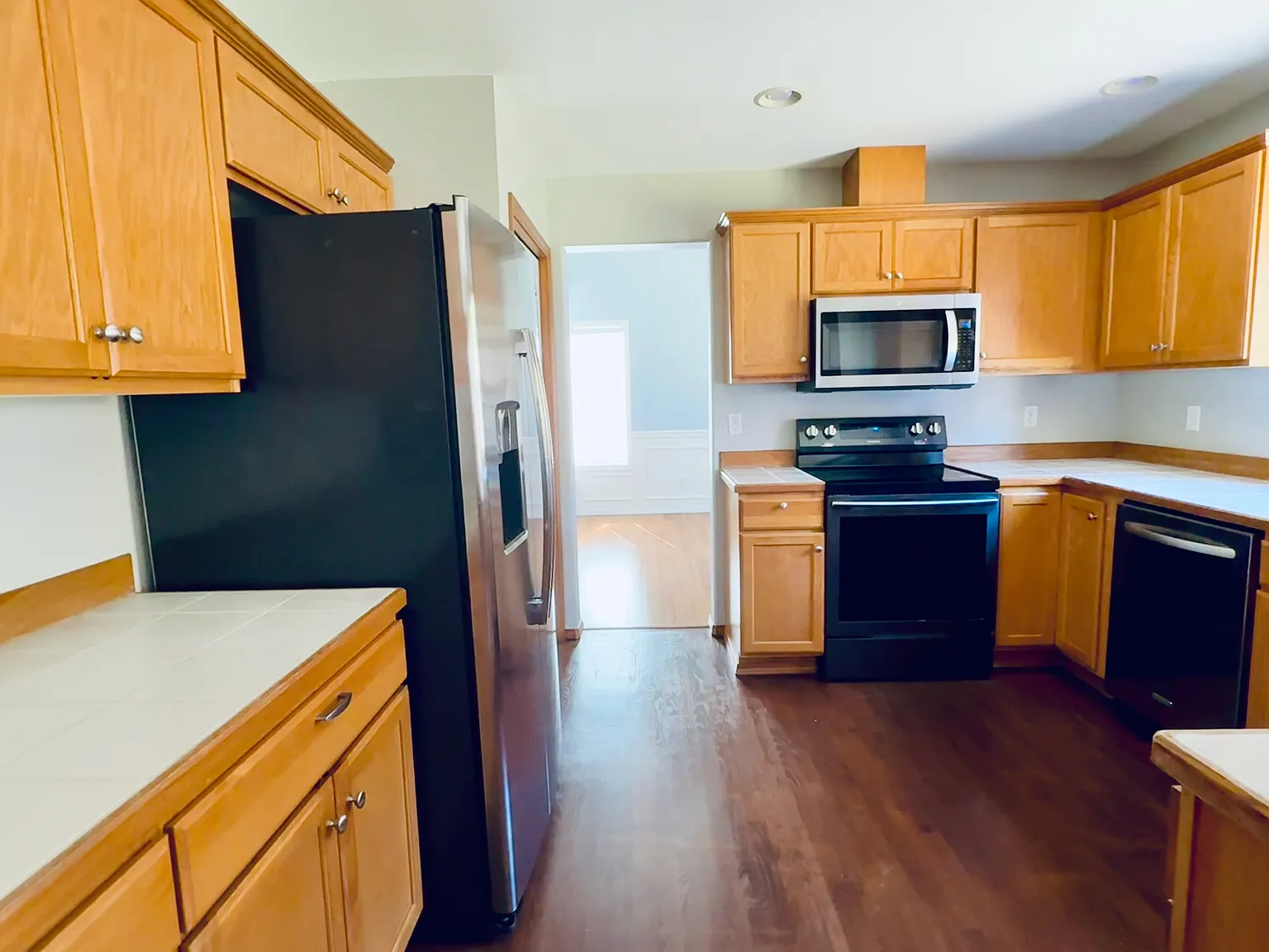 4 bed, 2.5 bath, 2000 sqft, $3,400 — Photo 3