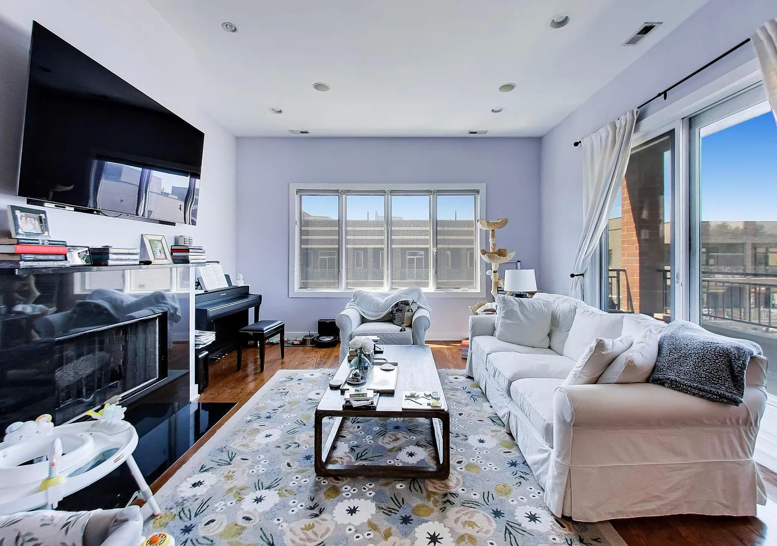 3 bed, 1367 sqft, $4,000 — Photo 2