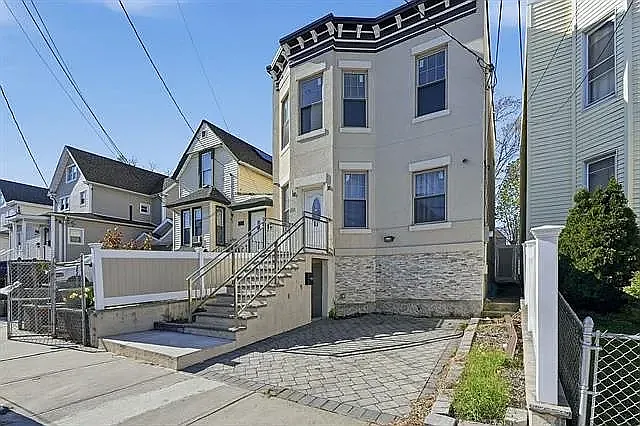 1525 38th St — Photo 2