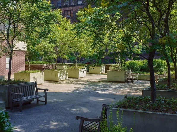 400 East 54th Street image 9 of 12