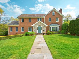 458 Hunt Ln, Manhasset, NY 11030