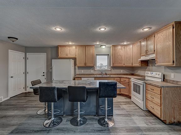 3rd image of 636 Shuttle Ct