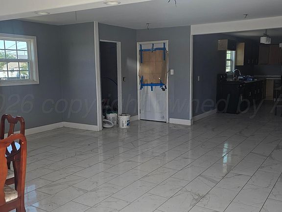 4th image of 904 Elmore St