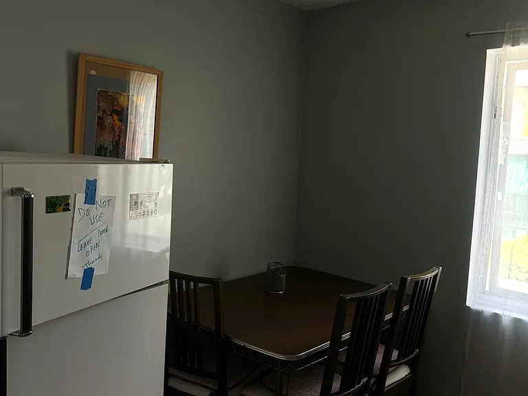 327 Laurier Ave E — Photo 2