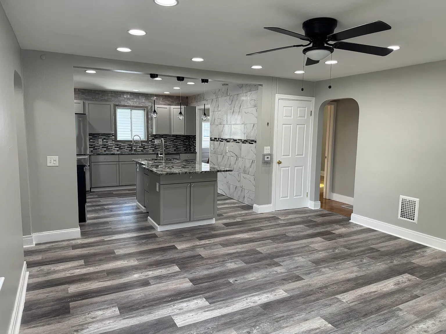 3 bed, 1128 sqft, $2,600 — Photo 3