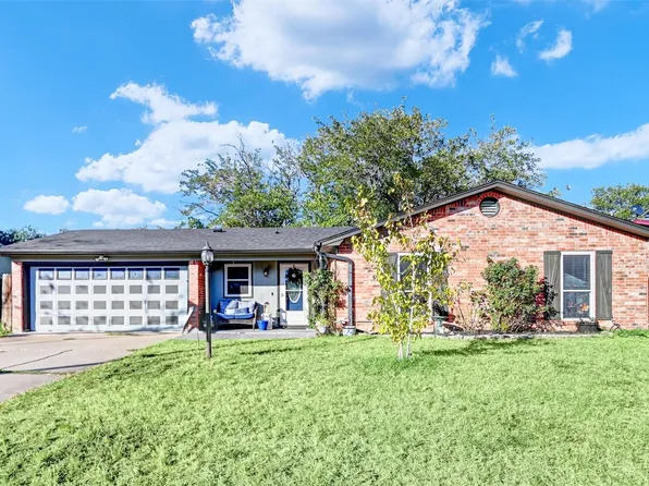 562 NW Douglas St, Burleson, TX 76028