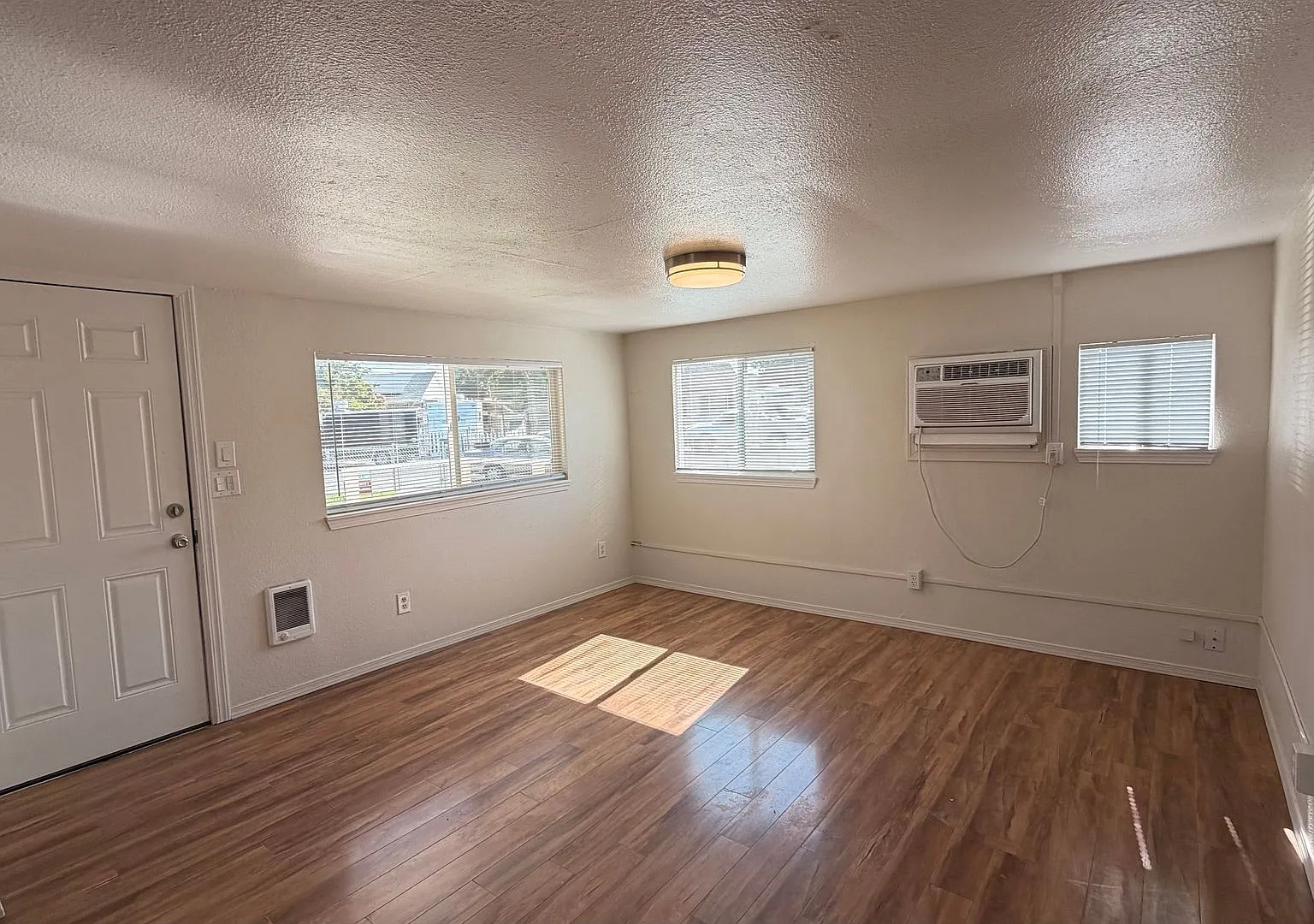 New Kitchen! 2 bed, 1 ba w/Ample Parking! — Photo 3