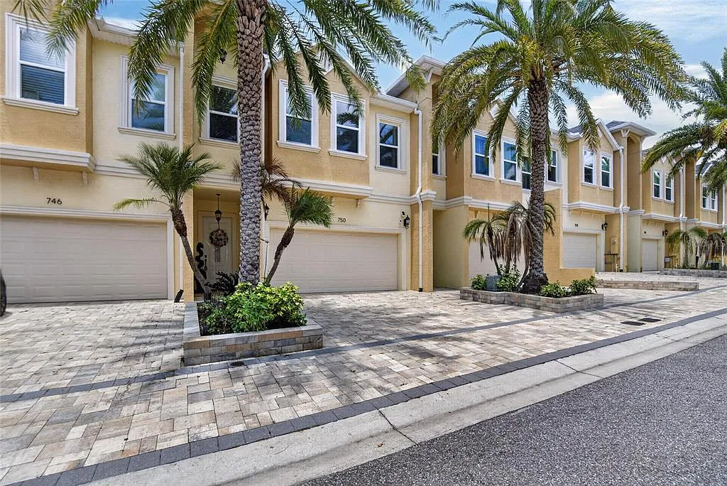 3 bed, 2.5 bath, 2230 sqft, $3,350 — Photo 3