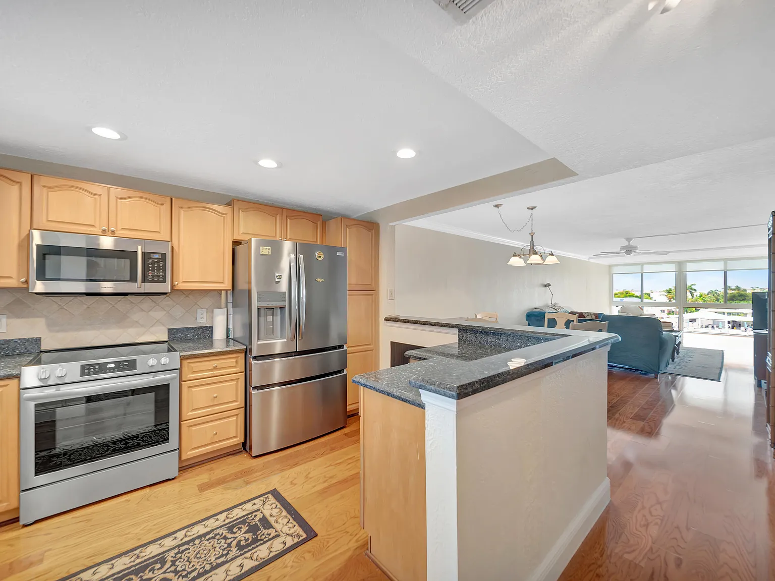 2 bed, 2.0 bath, 1400 sqft, $3,000 — Photo 2