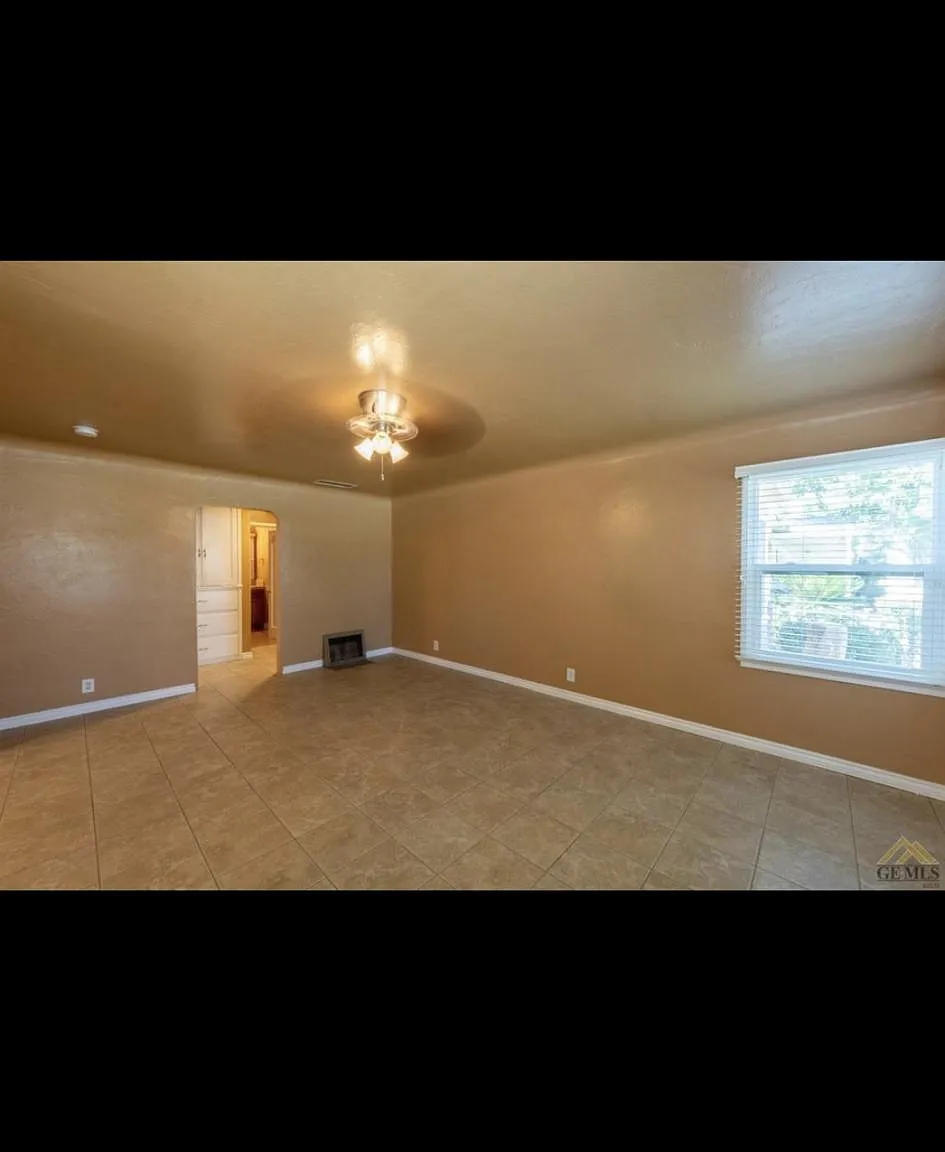 1115 Glade St — Photo 4