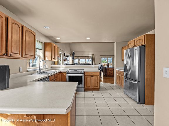 4th image of 870 Hickory Dr