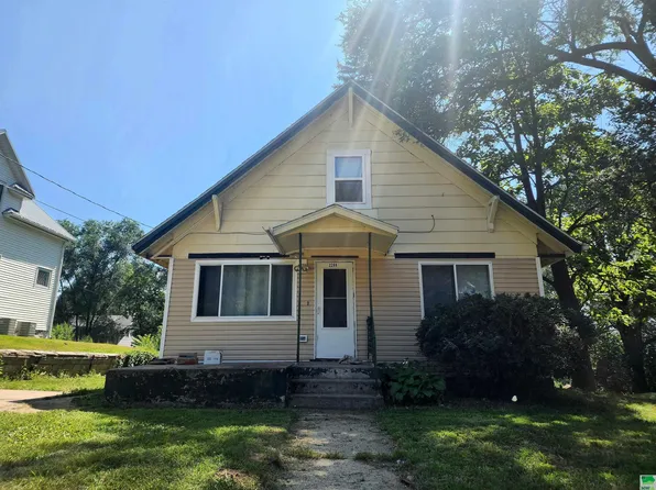 2208 W 4th St, Sioux City, IA 51103