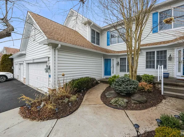 70 Buckthorn Ct, Paramus, NJ 07652