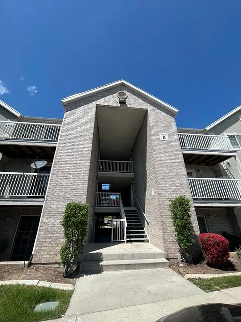 3 bed, 2.0 bath, 1047 sqft, $1,850 — Photo 1