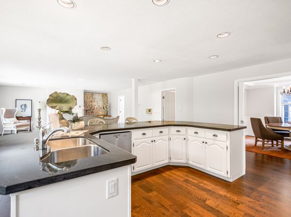 5 bedroom rental in Surrey — photo 13