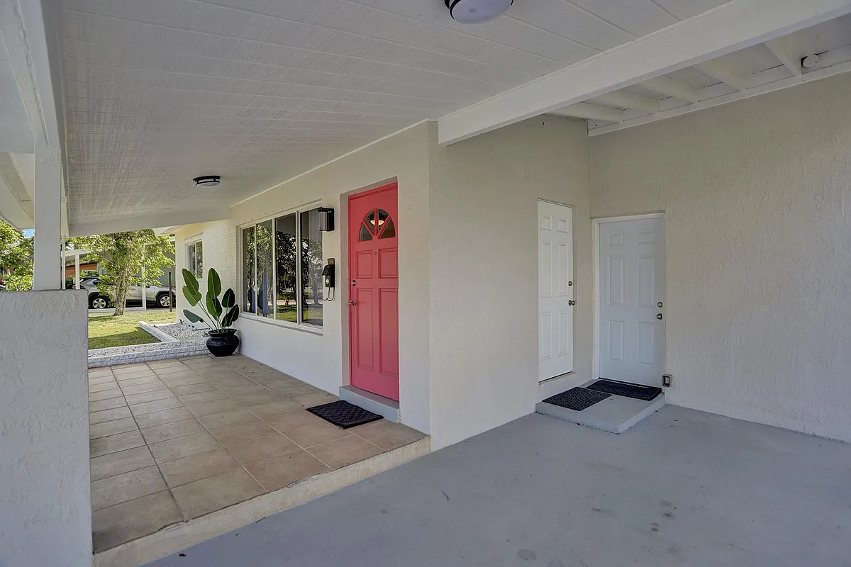 Building Photo - 1731 SW 23rd Ter