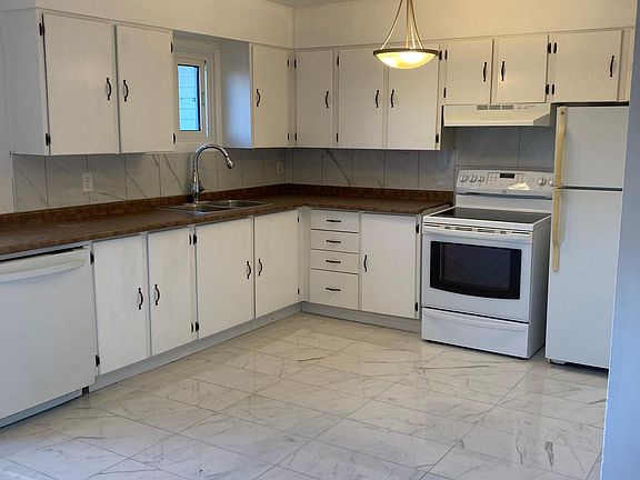3rd image of 3042 Erindale Cres