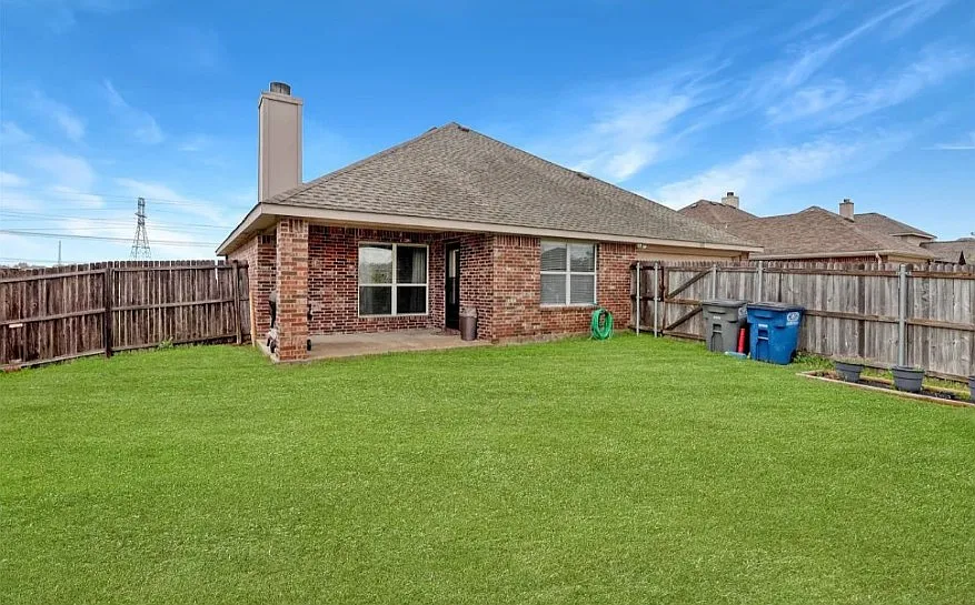 3 bed, 2.0 bath, 1832 sqft, $2,300 — Photo 2