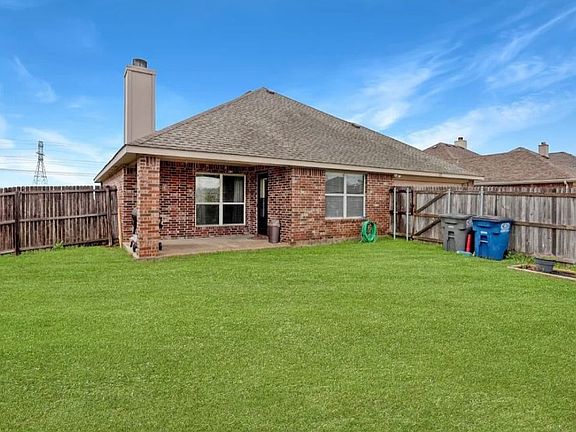 2nd image of 1112 Camelot Dr
