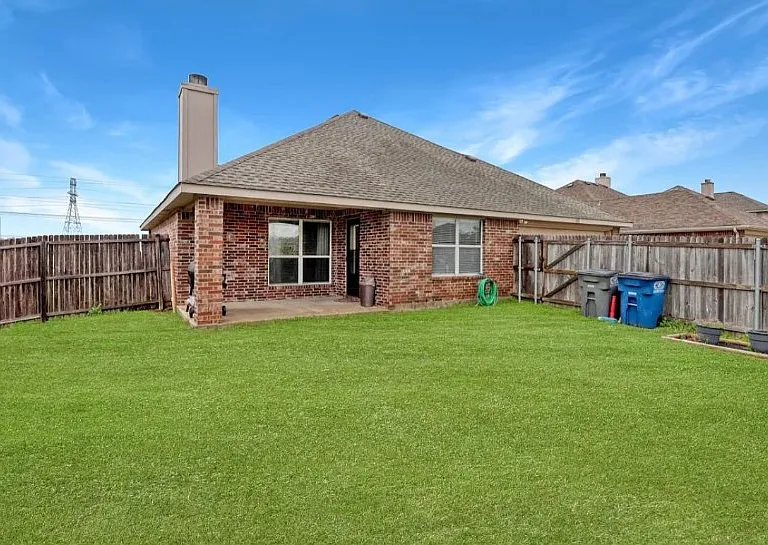 1112 Camelot Dr — Photo 2