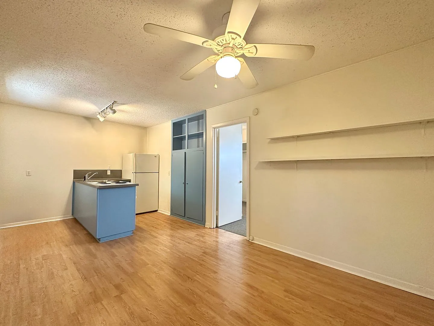 1 Bed 1 Bath Apartment - Steps from Campus!! — Photo 3