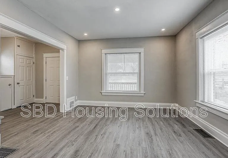 2256 S Sterling Ave — Photo 2