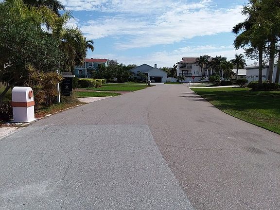 4th image of 608 Columbus Dr