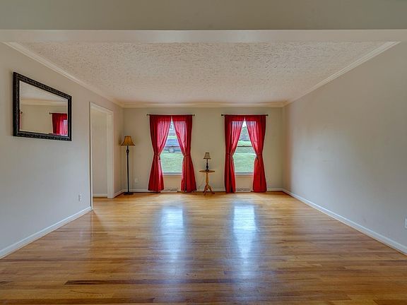 4th image of 1395 Meadow Down Dr