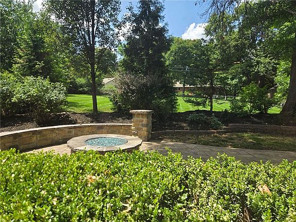 3rd image of 9536 Manor Rd