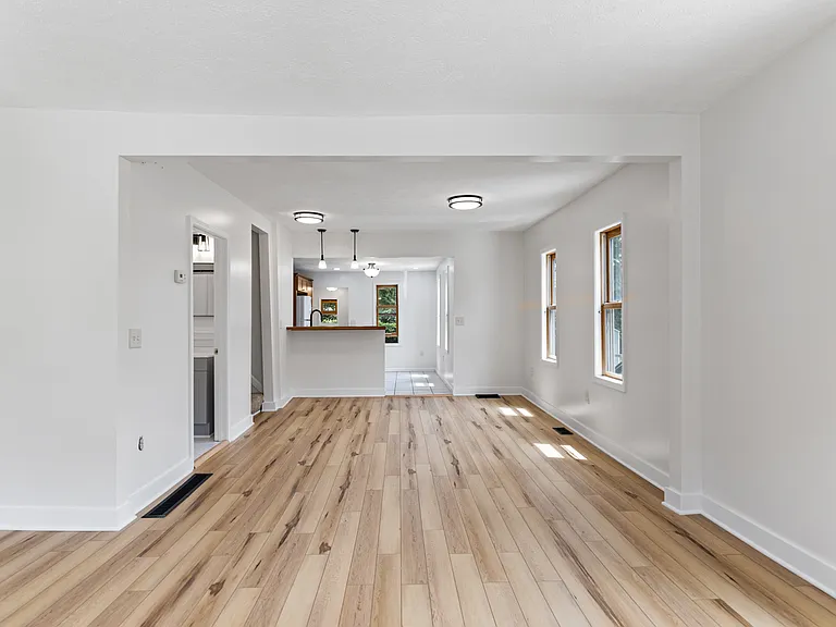 352 Calkins Ave SE — Photo 2