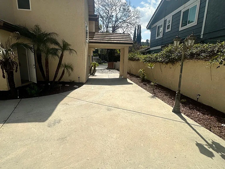 16027 Dickens St — Photo 3