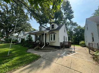 19232 Beaconsfield St, Harper Woods, MI 48225