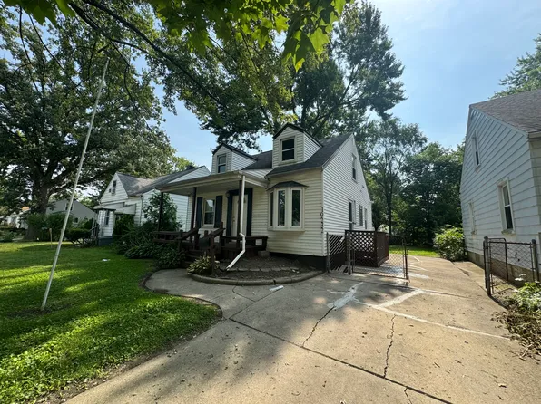 19232 Beaconsfield St, Harper Woods, MI 48225