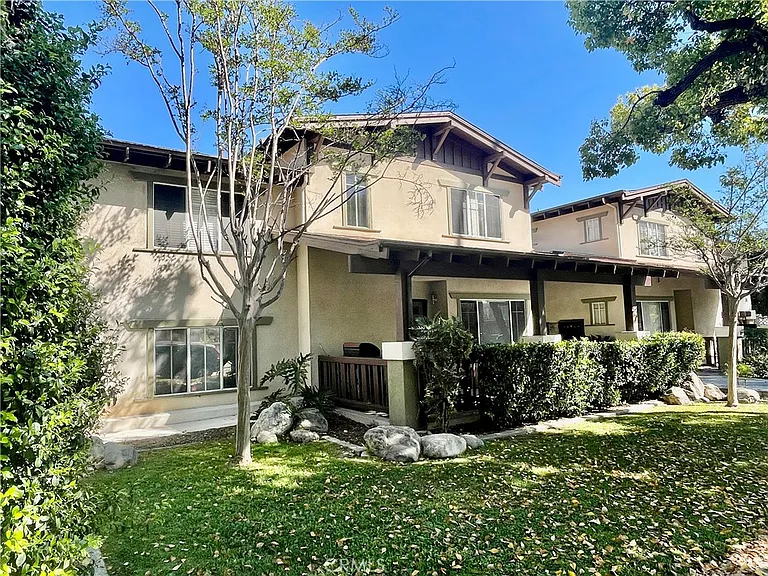 38 N Bonnie Ave #7 — Photo 3