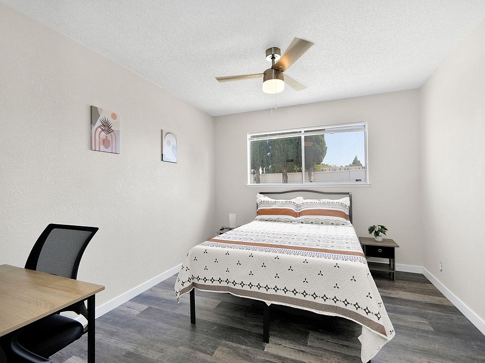Cozy room with ceiling fan and miniblinds