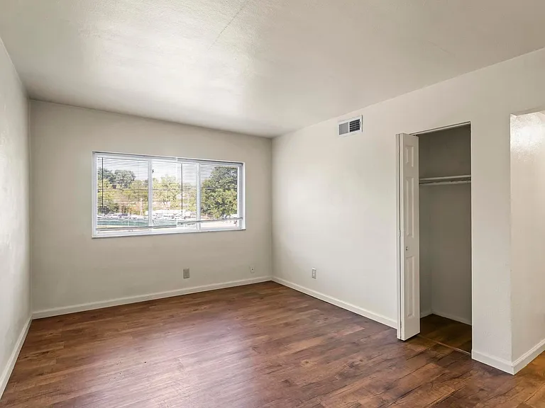 Westport Edge Apartments — Photo 40