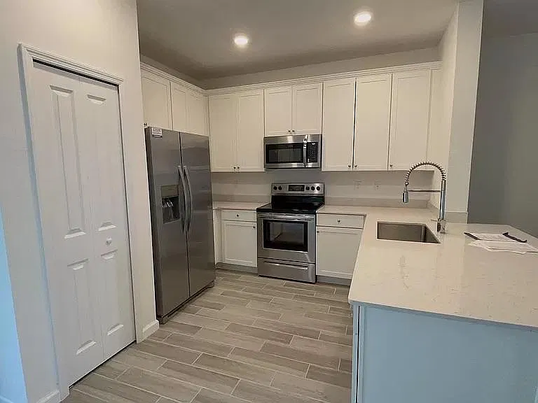 3 bed, 2.5 bath, 1707 sqft, $2,200 — Photo 3