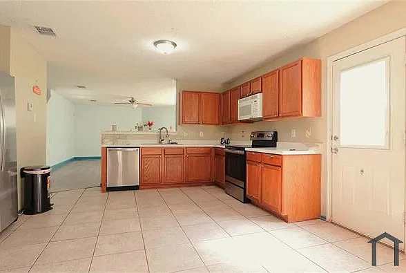 6 bed, 3069 sqft, $3,370 — Photo 4