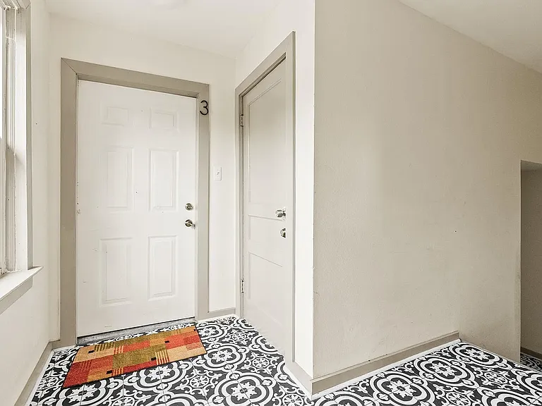 1724 W 19th St #3 — Photo 6