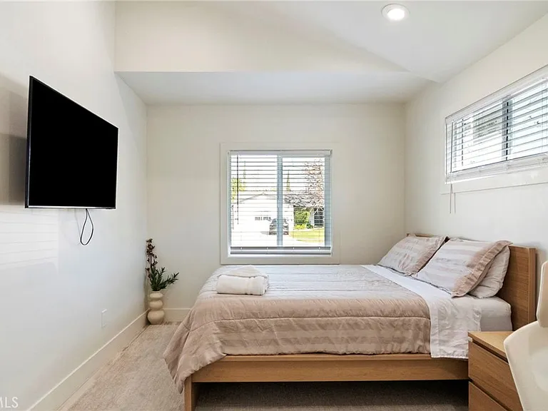 24136 Kittridge St — Photo 20