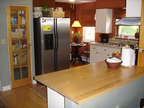 Kitchen with breakfast bar