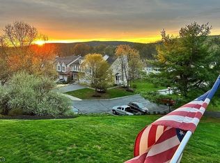 37 Pinehurst Dr, Washington, NJ 07882