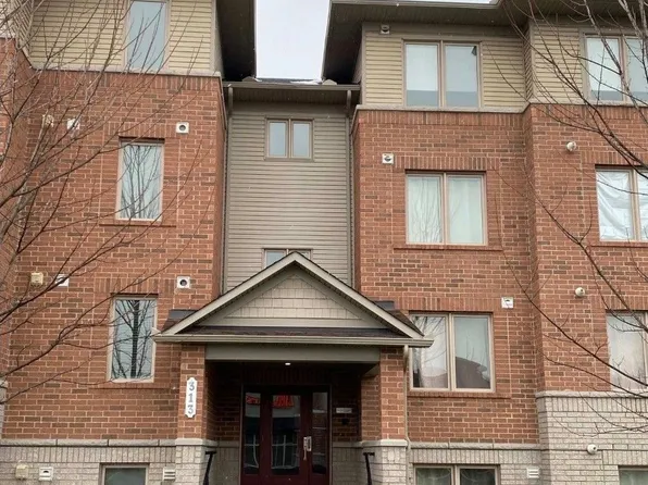313 Cresthaven Dr #6, Ottawa, ON K2G 4R5