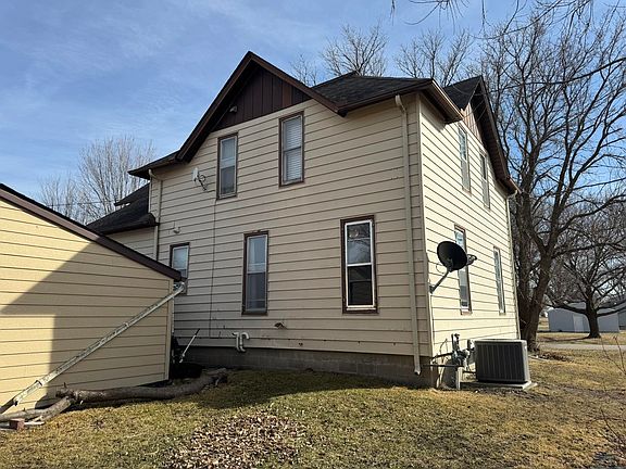 3rd image of 402 Elm St