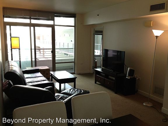 4th image of 425 W Beech St Unit 528