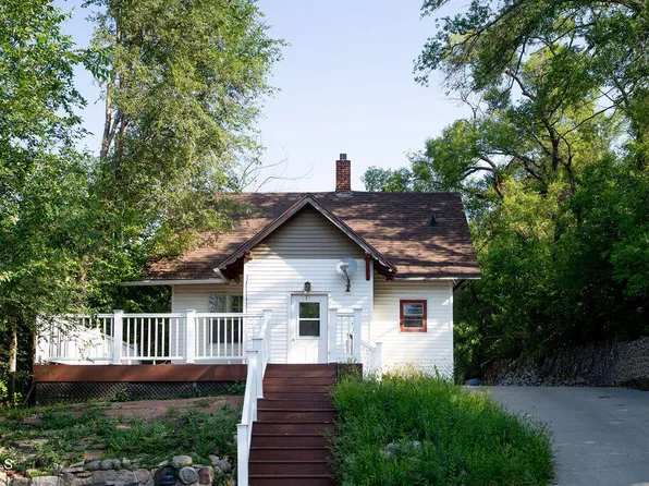 319 7th St NE, Jamestown, ND 58401